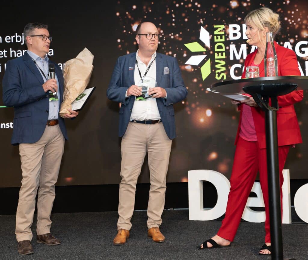 Rainer Nilsson och Jon Widell tar emot utmärkelsen Sweden´s Best Managed Companies 2022 av Kattis Dahlström